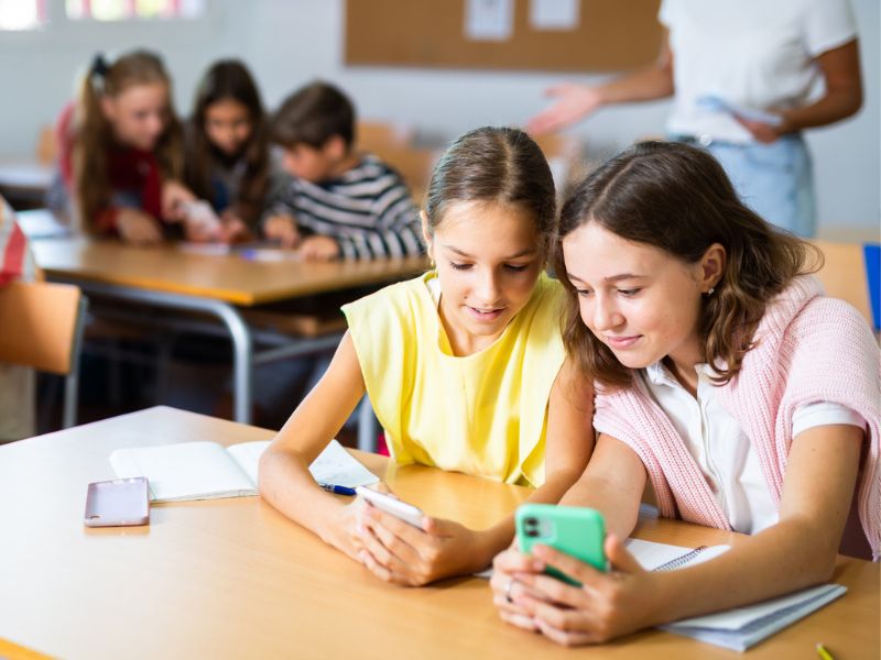 Vége az iskolai mobilozásnak – Az intézmény dönt a telefonokról