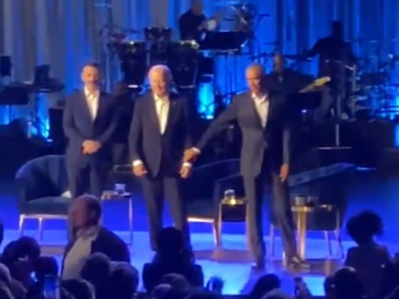 Zavarodott öreg bácsiként csoszogott le a színpadról Joe Biden – Az amerikai elnököt Barack Obama kézen fogta és lekísérte – videó