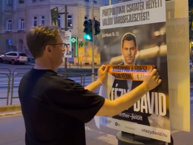 Karácsony Gergely megtrollkodta Vitézy Dávid plakátját – videó