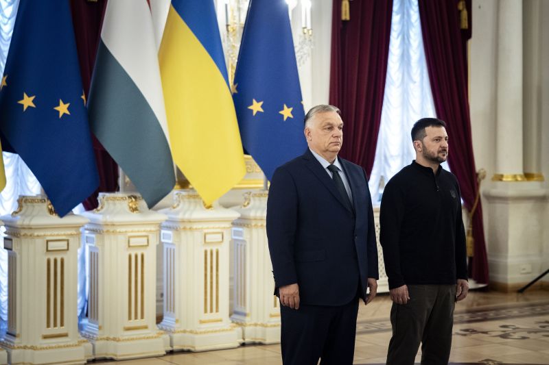 Friss képek Orbán Viktor és Volodimir Zelenszkij rendkívüli találkozójáról 