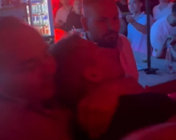 Videón, ahogy Magyar Pétert a nyakánál fogva dobják ki egy szórakozóhelyről