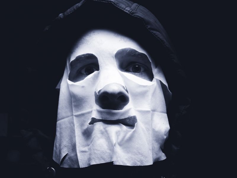 Mintegy igazi horrorfilmben – Egy maszkos férfi tart rettegésben egy magyar várost, nem tudják mit akar 