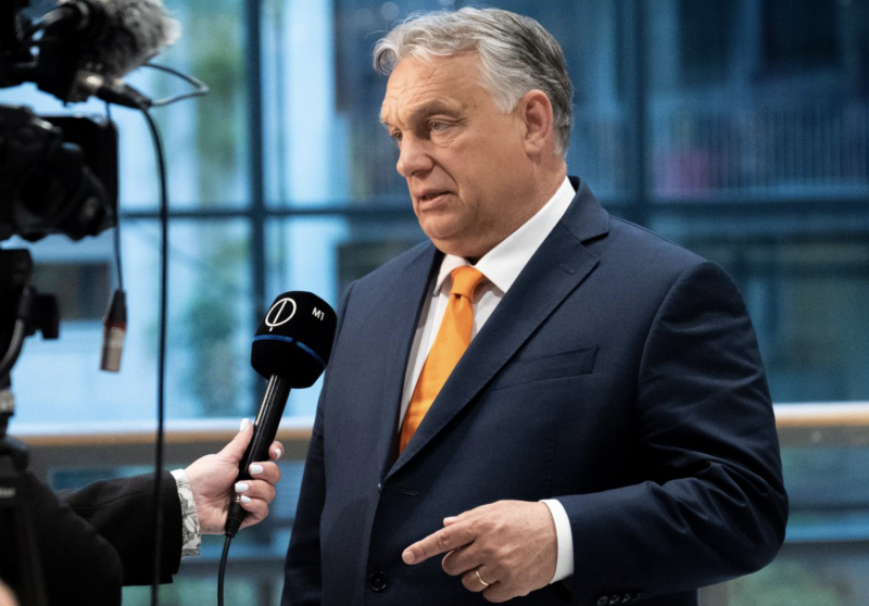 Orbán még a meccsnapon is politizál, újra megsorozta a legnagyobb ellenségét, a  hungarofób német politikust 