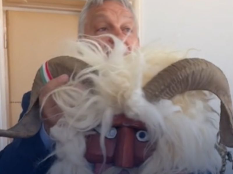 Ha azt hinné, hogy már nem lehet fokozni, ezt nézze meg: Orbán maszkot húzott a fejére, úgy kampányol a győzelemért – videó!