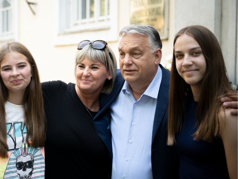 Ha itt lakik számíthat arra, hogy Orbán Viktor ma felkeresi – a miniszterelnök lakásokba kopogtat és embereket hívogat