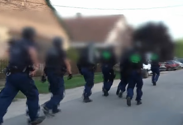 80 rendőr csapott le egy bűnbandára Pest megyében – videó