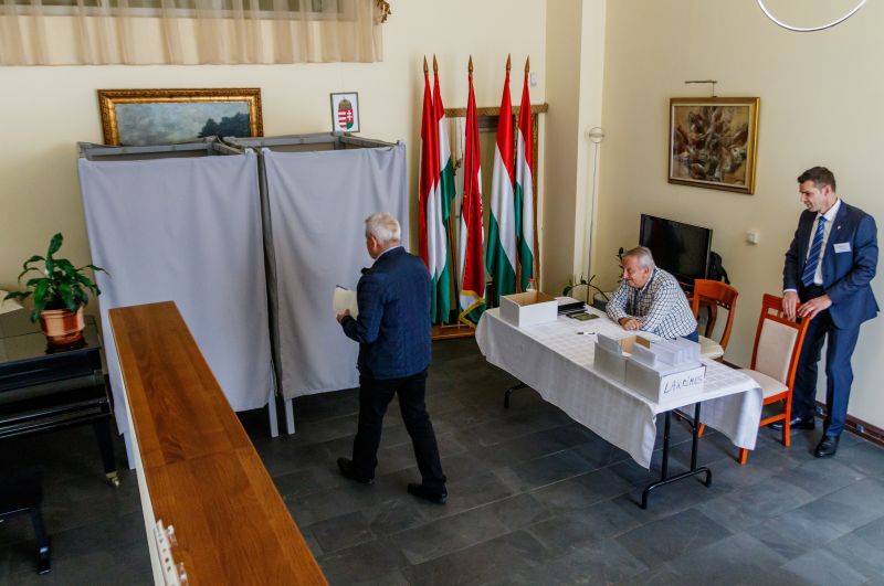 Telex: Úgy kapta meg a szavazólapot, hogy már előre be volt ikszelve Szentkirályi Alexandra neve – Megszólalt a Nemzeti Választási Iroda