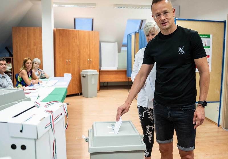 „Magyarország már most is hatalmas árat fizetett” – Szijjártó Péter elsőként szavazott Dunakeszin