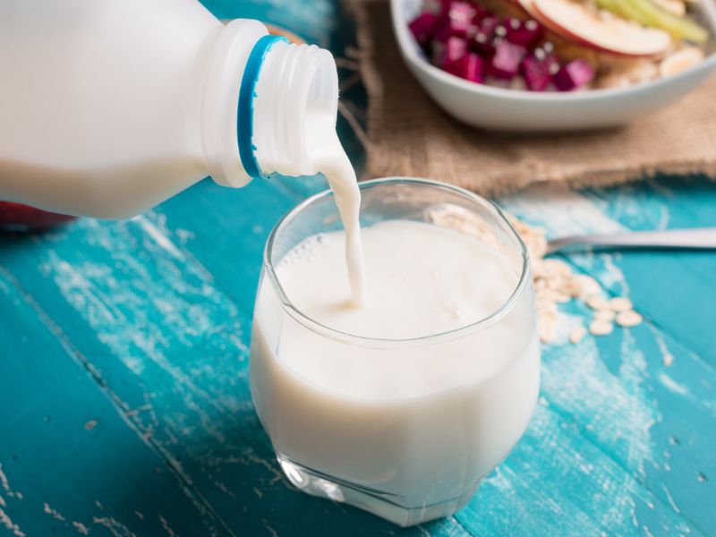 Olyan drámai a fogyasztáscsökkenés, hogy padlóra küldte a tejipart – Az import tej azért dübörög