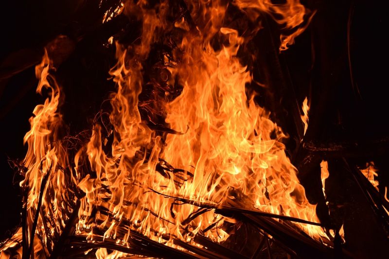 Az egyik legszigorúbban őrzött börtönt kellett erdőtűz miatt elköltöztetni – Villámok miatt csaptak fel a lángok