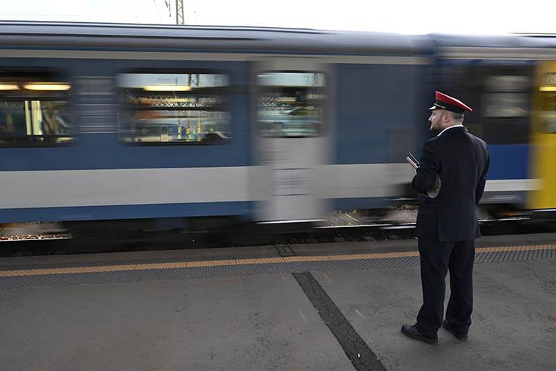 Hatalmas fennakadás a hétfő reggeli közlekedésben – Gázolt a vonat, a katasztrófavédelem segít az utasoknak