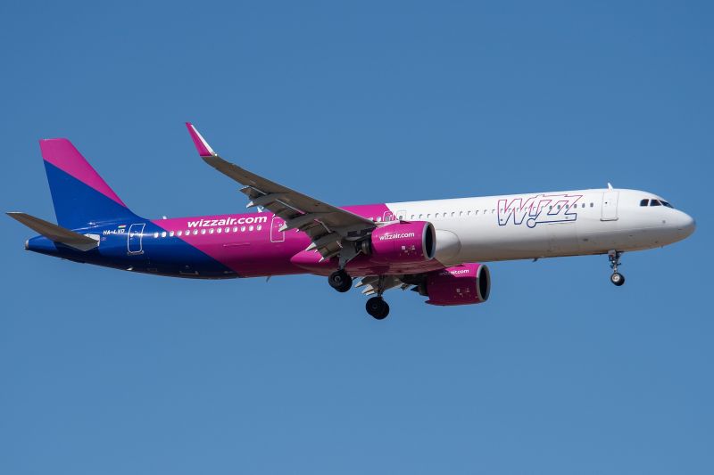 19 órát késett a gép – Tömegek éjszakáztak a reptéren – A Wizz Air szerint mégsem jár kártérítés az utasoknak