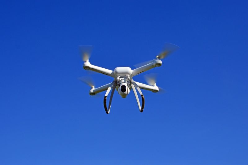 Focipályára zuhant egy drón, meghalt egy 10 éves kisfiú 