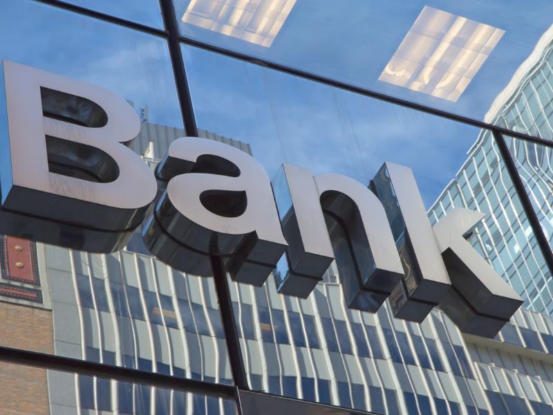 Egekben a hitelezés, sorban állnak a bankoknál az ügyfelek – Ez az oka