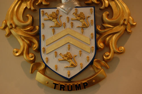 Kiderült, Trump még a családi címerét is lopta