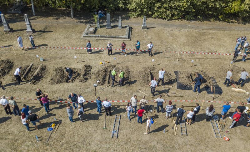 Kiásták, majd visszahantolták az 1, 6 méter mély sírokat Gyulán az ország sírásói