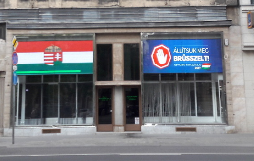 Saját boltjában reklámozza Orbán Viktort első számú rajongója