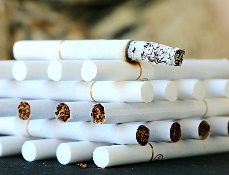 Durva törvénymódosítás: az egész országban tilos lesz közterületen dohányozni