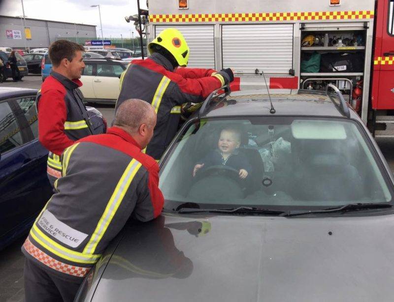 Jót mulatott a baba a tűzoltókon, amíg kimentették a kocsiból