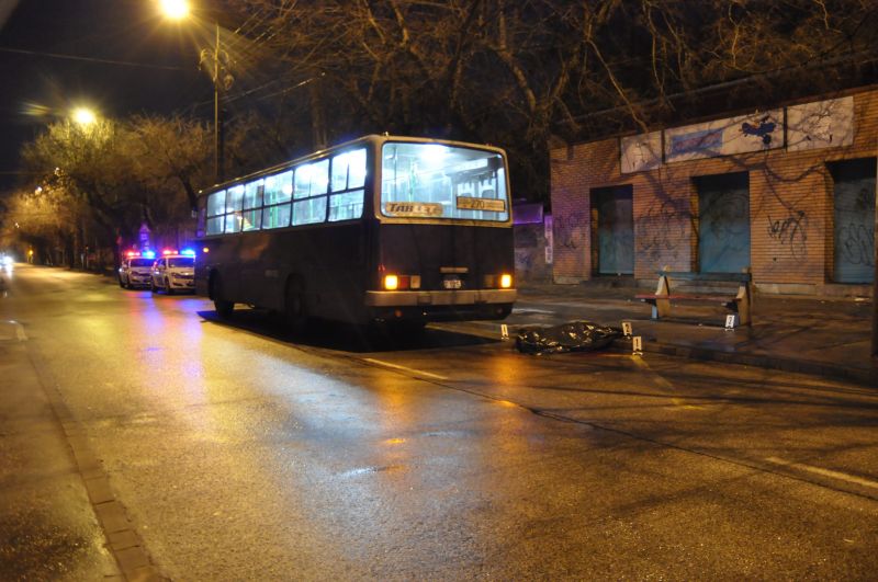 A megállóban gázolta halálra a busz