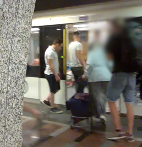 Megvertek egy férfit a metróban – őket keresi a rendőrség