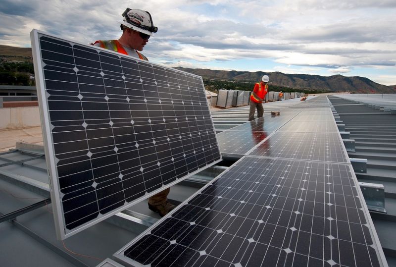 Itt a jövő: érkeznek a napelemes háztetők