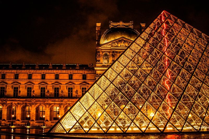 Gyanús csomag miatt ürítették ki a Louvre előtti teret Franciaországban