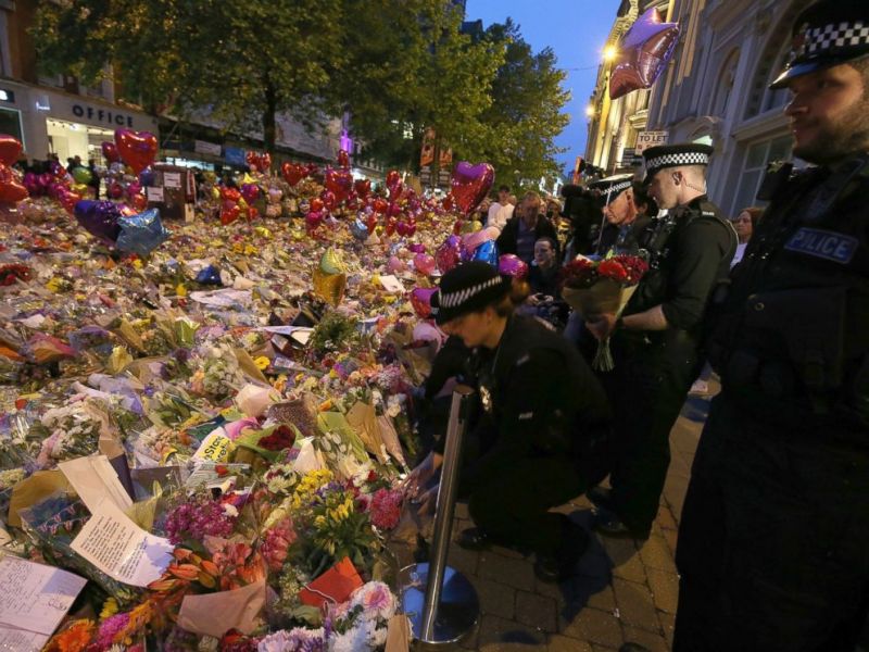 Százak virrasztottak Manchesterben egy héttel a támadás után